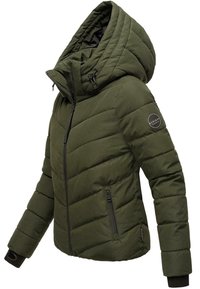 Olijf groene puffer jack met een grote kap, gequilt patroon, een ritssluiting aan de voorkant en twee zijvakken. Kenmerkt zwarte accenten en een logo detail.