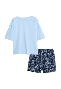 Ljusblå t-shirt med kort ärm och rund halsringning, kombinerad med marinblå shorts som har ett vitt snäckmönster och resårmidja.