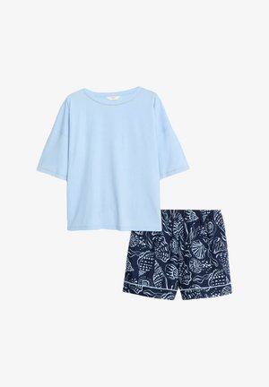 Haut bleu clair à manches courtes avec un col rond, associé à un short bleu marine comportant un motif de coquillages blancs et une ceinture élastique.