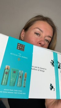 Pudełko upominkowe Rituals z turkusowym wzorem, tłoczonymi kwiatowymi akcentami, zawiera pięć produktów: piankę pod prysznic, krem do ciała, mus w lotionie, mgiełkę do włosów.