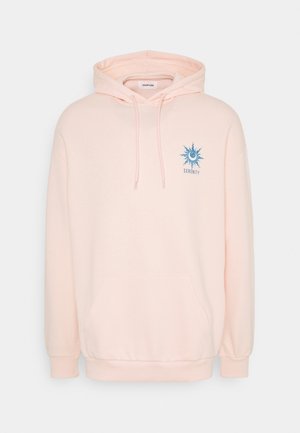 Hellrosa Kapuzenpullover mit Fronttasche und blauem Sonnen- und Mond-Motiv mit dem Schriftzug „SERENITY“ auf der Brust.