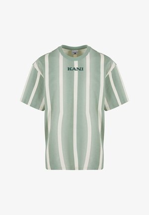 T-shirt en coton vert clair avec des rayures blanches verticales et le mot "KANI" en vert foncé sur le devant. Col rond, manches courtes.