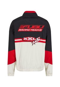 Veste de course noire, rouge et blanche avec les textes "FUBU Racing Team 05" et "XXL 05" et une étoile rouge au dos.