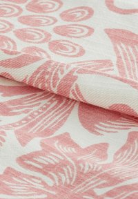 Textil cu o bază albă și modele florale și spiralate roz, având o finisare texturată și margini pliate. Ideal pentru decor sau meșteșuguri.