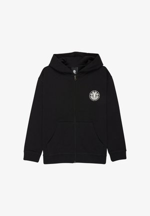 Čierna mikina s kapucňou na zips, predné vrecká a malé okrúhle biele logo na ľavej strane hrudníka so stromom a textom.