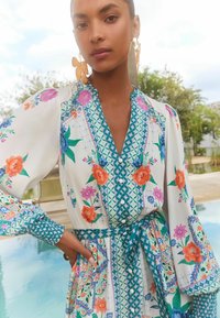 Love & Roses REGULAR FIT - V&A I WOODBLOCK PRINTED V-NECK BELTED LONG SLEEVE - Dnevna haljina - ivory