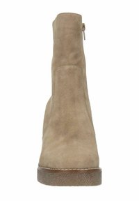 Beige Wildleder-Ankle Boots mit glatter Oberfläche, seitlichem Reißverschluss, klobiger Sohle und minimalistischem Design.