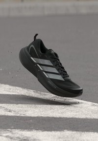 Δεν επιλέχθηκε, core black/iron metallic/grey five