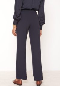 Maison 123 Pantalon classique - bleu marine