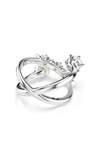 Silberring mit einem zentralen Edelstein, der von kleineren Kristallen und einer Perle umgeben ist, und einem eleganten, ineinander verschlungenen Design.