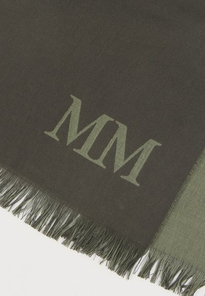 Σκούρα πράσινο κασκόλ με μεγάλο λογότυπο "MM" σε αντίθετο ανοιχτό πράσινο χρώμα. Η άκρη έχει λεπτομέρειες με κρόσσια, προσθέτοντας υφή στο σχέδιο.