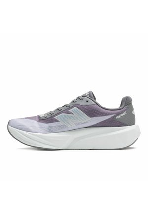 Chaussure de sport violet clair et grise avec une semelle blanche épaisse, des lacets, un logo latéral et le texte ""FantomFit"" sur la zone du talon.