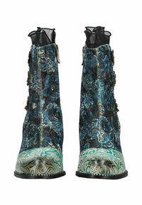 Stiefeletten aus blauem, floral gemustertem Stoff mit schwarzem Spitzenbesatz und einer dekorativen toe in grün-beigem Muster. Robuste schwarze Sohle.