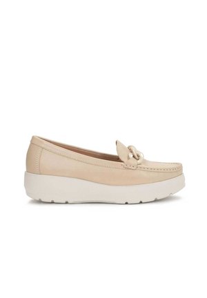 Beige læderloafer med en chunky hvid sål og dekorativ knudedetalje på toppen, set fra siden.