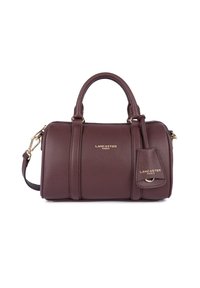 Borsa a mano in pelle bordeaux con finitura testurizzata, dettagli in hardware dorato, doppio manico superiore e tracolla regolabile. Presenta un dettaglio del logo.