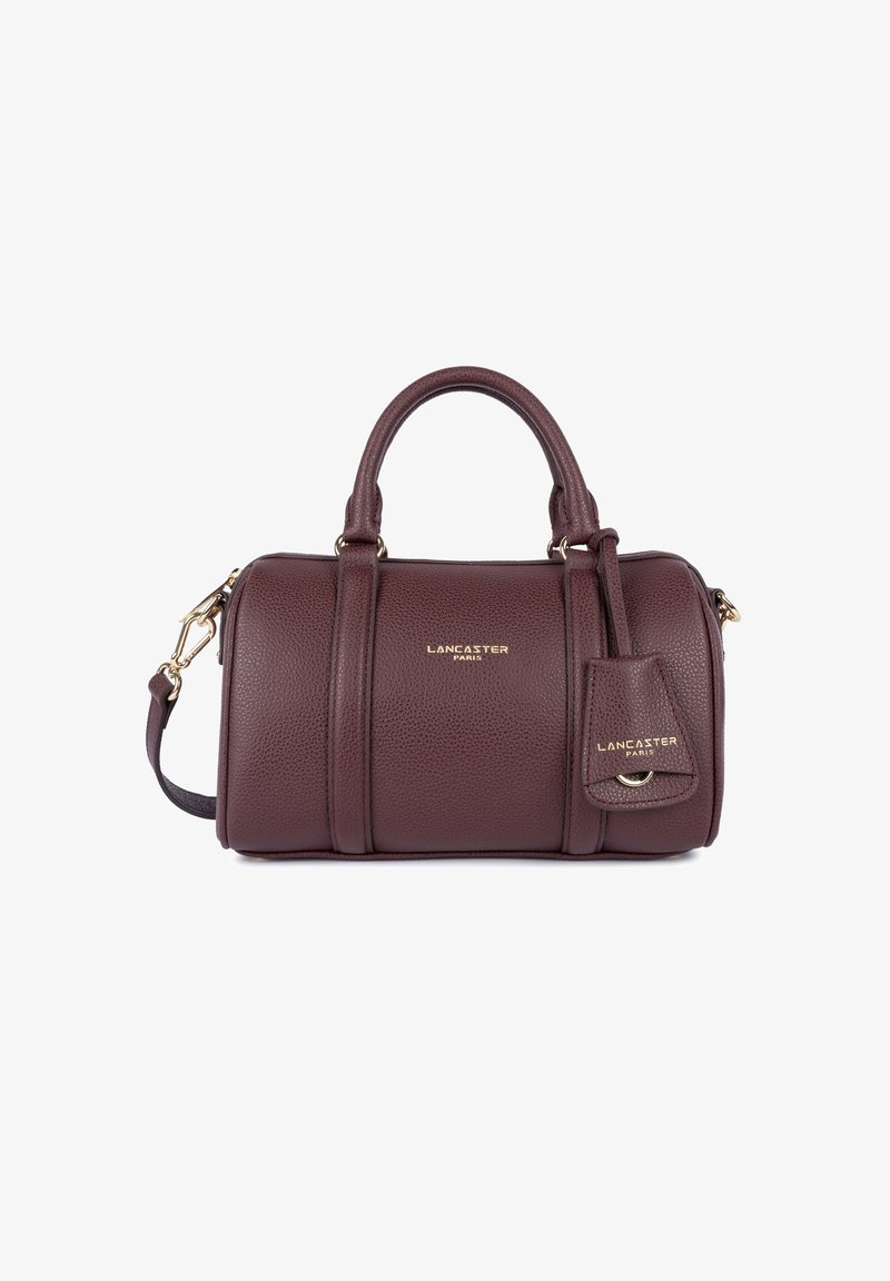 Sac à main en cuir bordeaux avec une finition texturée, accents en matériel doré, deux poignées supérieures et une bandoulière réglable. Détail du logo.