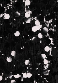 Czarny materiał z srebrnymi cekinami o różnych rozmiarach, odbijającymi światło; okrągłe kształty o błyszczącej teksturze i równomiernym rozmieszczeniu na powierzchni.