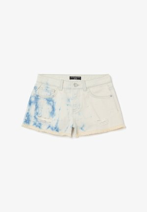 Shorts de mezclilla en un azul claro con un patrón de tie-dye, dobladillo deshilachado y detalles desgastados. Presenta bolsillos frontales y un cierre de botón metálico.