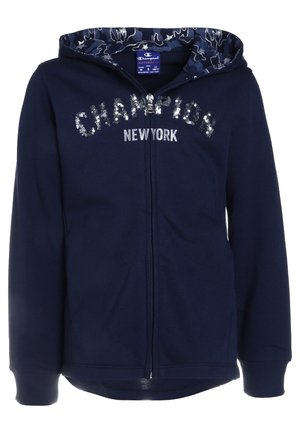 Marineblauer Hoodie mit Reißverschluss, ausgestattet mit einer Kapuze, die mit Tarnmuster gefüttert ist, der Schriftzug "CHAMPION NEW YORK" in silbernen Pailletten sowie gerippten Bündchen an Ärmeln und Saum. Weiches Material.