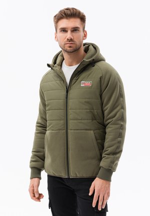 Chaqueta de plumas verde oliva con capucha, que presenta un frontal acolchado, mangas lisas, cremallera frontal y parche con logo en el pecho.