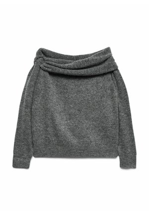 Suéter de punto gris con escote caído y mangas largas. Textura suave con ligero estiramiento. Diseño simple, sin patrones visibles ni herrajes.