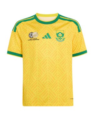 Maillot de football sud-africain jaune avec bordure verte, logo de l'Association sud-africaine de football, logo Adidas et emblème de l'équipe sur la poitrine.