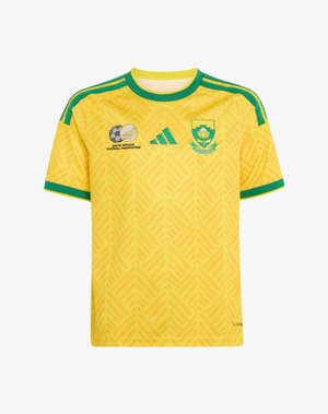 Žuta nogometna majica Južne Afrike s zelenim obrubom, logotipom Južnoafričkog nogometnog saveza, Adidasovim logotipom i grbom tima na prsima.