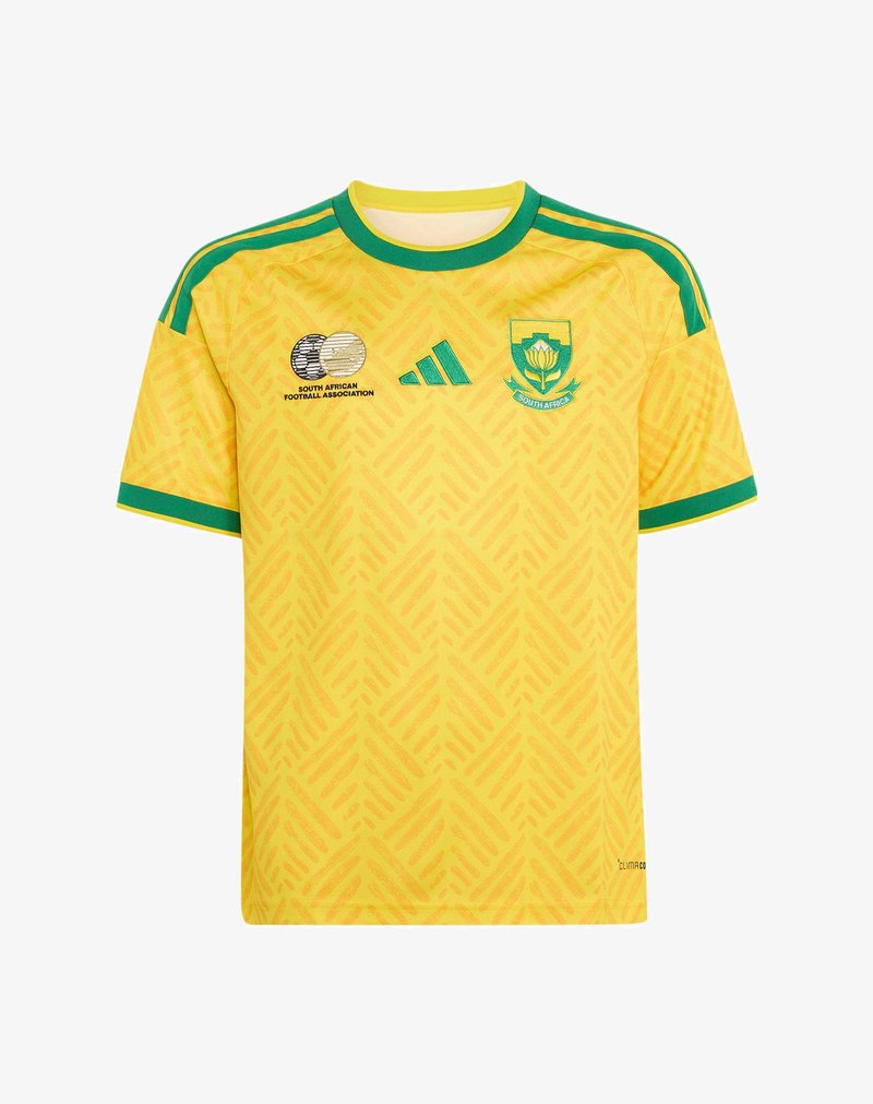 Maillot de football sud-africain jaune avec bordure verte, logo de l'Association sud-africaine de football, logo Adidas et emblème de l'équipe sur la poitrine.