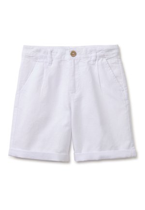 Pantalones cortos blancos de algodón con puños enrollados, bolsillos delanteros, trabillas para cinturón y un cierre con un solo botón de madera en la cintura.