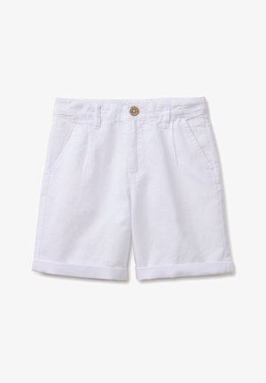 Weiße Baumwollshorts mit umgeschlagenen Bündchen, Vordertaschen, Gürtelschlaufen und einem einzelnen Holzknopfverschluss am Bund.
