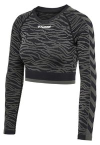 Svart kortärmad topp med lång ärm, mönstrad med en texturerad zebrarand och en kontrasterande chevrondesign på ärmarna, märkt med "Hummel."