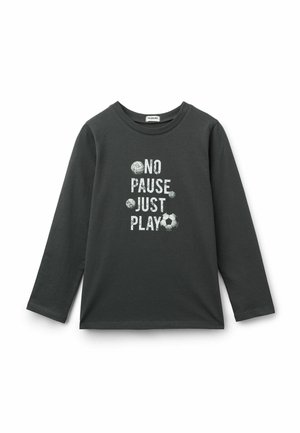 Chemise à manches longues gris foncé avec ballons de sport et texte blanc "NO PAUSE JUST PLAY" sur le devant.