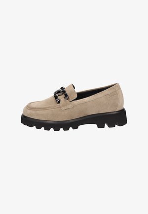 Mocassini in suede beige con suola in gomma nera spessa, caratterizzati da un accento a catena doppia sulla parte anteriore. Punta arrotondata e dettagli cuciti.