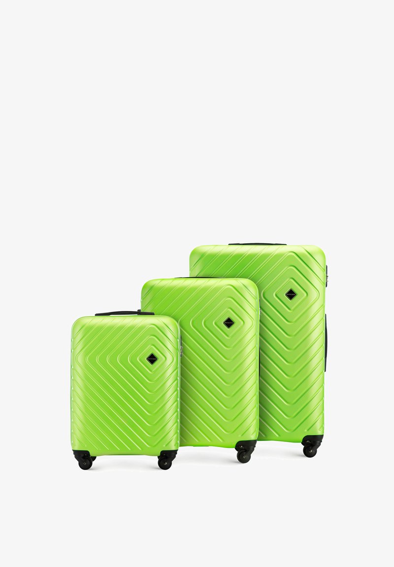 Drie groene harde koffer in verschillende maten hebben een gestructureerd chevronpatroon, een gladde oppervlakte en vier zwarte wielen voor mobiliteit.