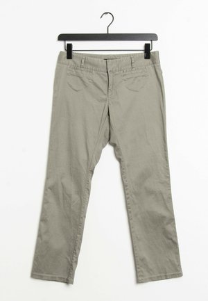Pantaloni di cotone grigio chiaro con taglio a gamba dritta, tasche frontali e chiusura a zip. Il tessuto appare liscio con una leggera texture.