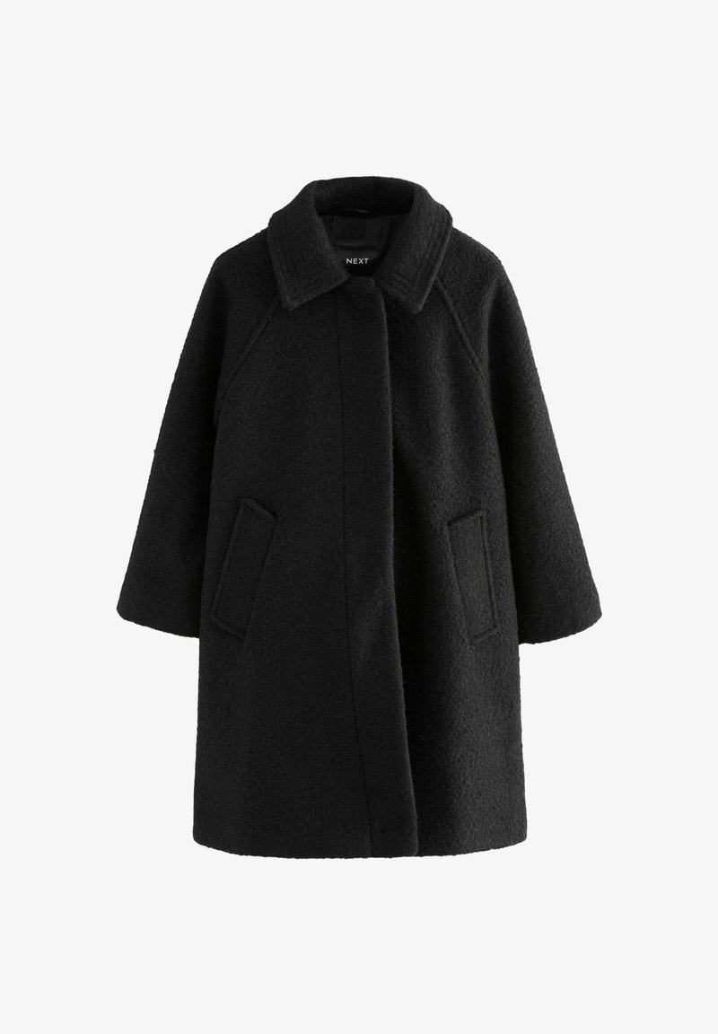 Melna vilnas maisījuma mētelis ar apkakli, raglan piedurknēm, divām priekšējām kabatām un strukturētu apdari. Priekšējais aizdare nav redzama.