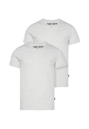 Zwei einfarbige hellgraue T-Shirts mit kurzen Ärmeln und Rundhalsausschnitt, übereinander gestapelt, mit dem Schriftzug "CAMP DAVID" innen im Halsausschnitt.