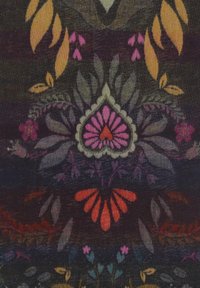 Motif floral symétrique avec des fleurs et des feuilles roses, rouges, jaunes et violettes sur un fond de tissu sombre texturé.