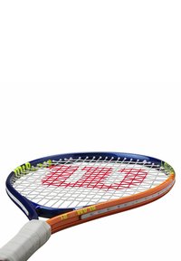 Tenniss racket met een blauw frame, witte snaren en een rood logo. De grip is omwikkeld met witte material, met oranje en groene accenten.
