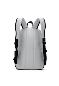 Sac à dos blanc avec des bretelles et des accents noirs, doté d'un dos rembourré, de bretelles ajustables et d'une poche latérale. Matériau lisse et durable.
