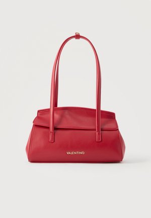 Czerwona torba na ramię Red Valentino z długimi uchwytami i złotym logo umieszczonym centralnie z przodu na jednolitym białym tle.