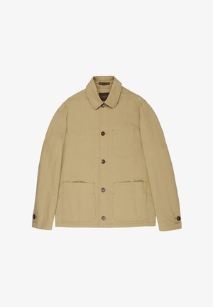 Lichtbeige jas gemaakt van geweven stof, met een kraag, knoopsluiting aan de voorkant, twee grote onderste zakken en een enkele borstzak.