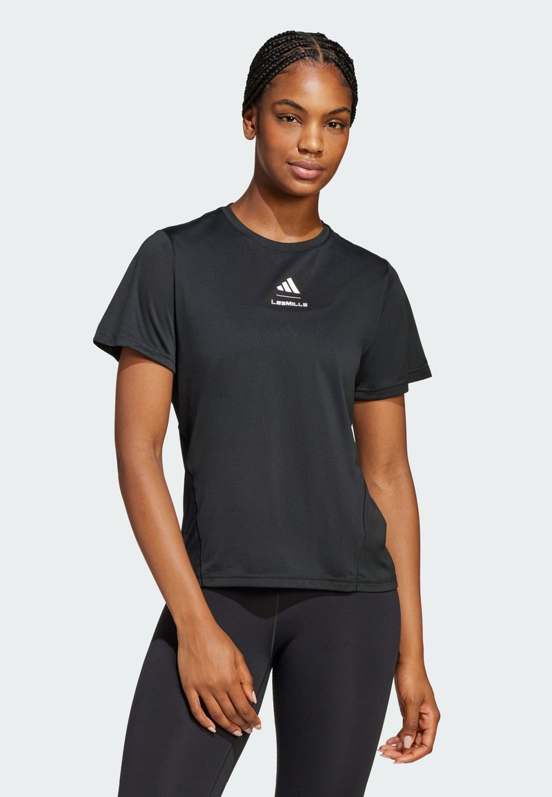 Sort atletisk t-shirt med kortærmer, rund halsudskæring og et lille hvidt logo på brystet. Blødt, åndbart materiale egnet til træning.