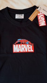 Černé bavlněné tričko s červeným a bílým logem "MARVEL" a grafikou Spider-Mana. Výstřih je kulatý; štítky viditelné na boku.
