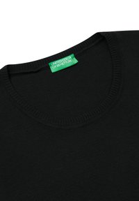 T-shirt di cotone nero con colletto rotondo. Presenta un'etichetta verde con la scritta "UNITED COLORS OF BENETTON" e cuciture visibili lungo il collo.