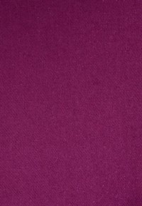 Tela púrpura con una superficie texturada fina que presenta sutiles acentos brillantes. Color uniforme sin patrones específicos ni herrajes visibles.