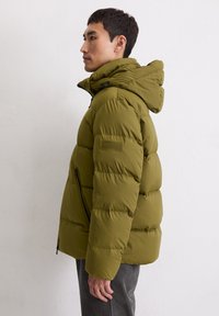 Oliwkowo-zielona kurtka puchowa z kapturem, z poziomym pikowaniem, zapinana na zamek z przodu, z naszywką z logo na lewym rękawie.