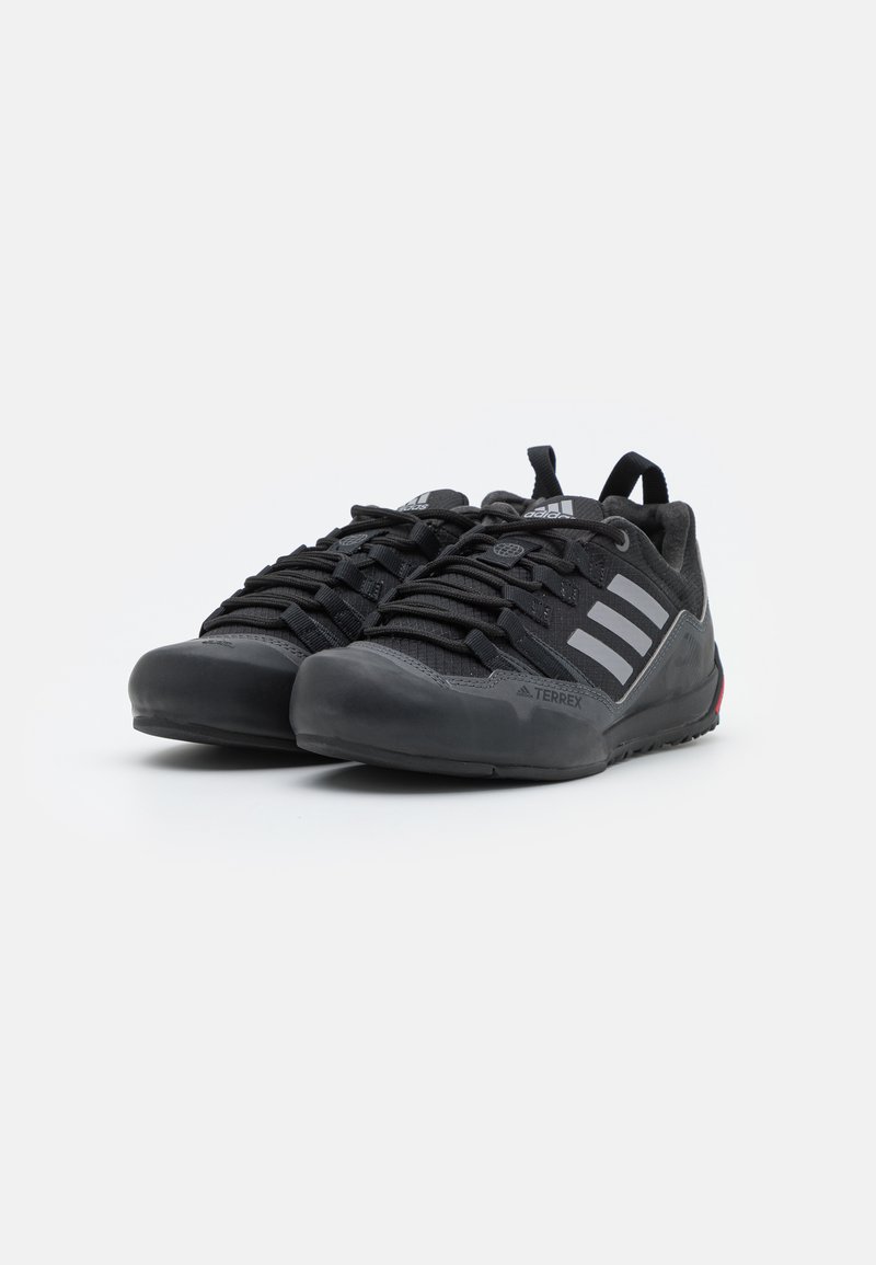 adidas terrex swift solo fx9323 grey six core black scarlet