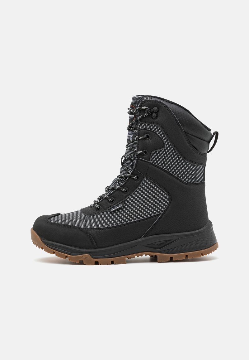 Bottes imperméables noires et grises avec une tige en tissu texturé, un système de laçage et une semelle en caoutchouc robuste pour une bonne traction. Adaptées à une utilisation en extérieur.
