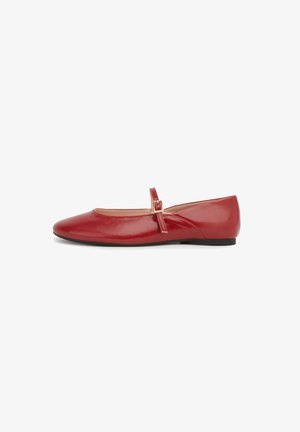 Scarpa ballerina Mary Jane in pelle rossa con una singola fascia regolabile e suola bassa nera, mostrata di profilo su sfondo bianco.